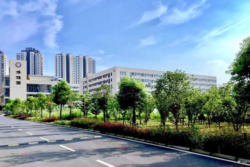 建筑摄影--雨后校园(湖北工业大学工程技术学院)
